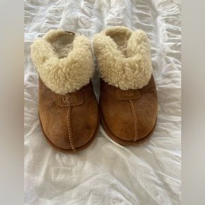 UGGS slipper size 7/8